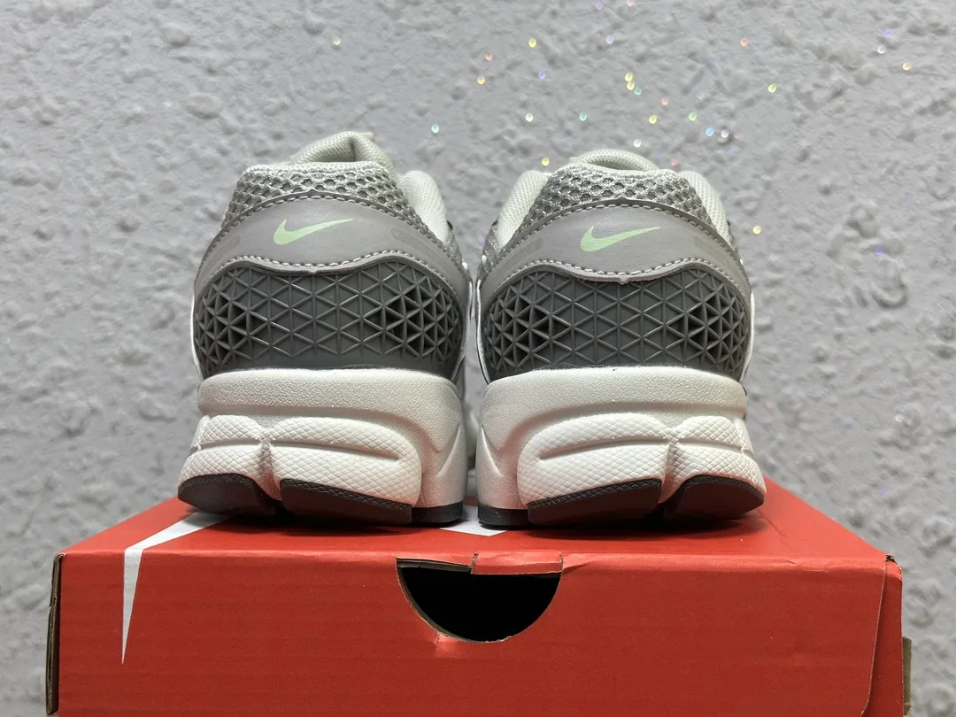 Nike Zoom Vomero 5 SP Vast Grey Sail 復古ランニングシューズ - 画像 (9)