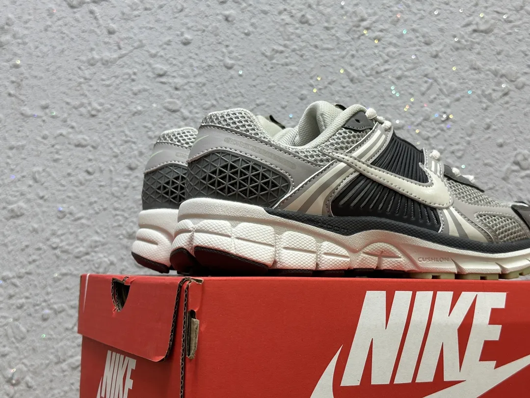 Nike Zoom Vomero 5 SP Vast Grey Sail 復古ランニングシューズ - 画像 (10)