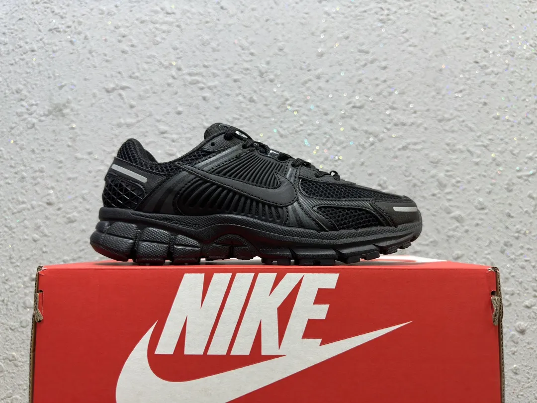 Nike Zoom Vomero 5 SP ブラックレトロランニングシューズ