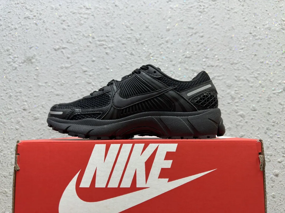 Nike Zoom Vomero 5 SP ブラックレトロランニングシューズ - 画像 (3)
