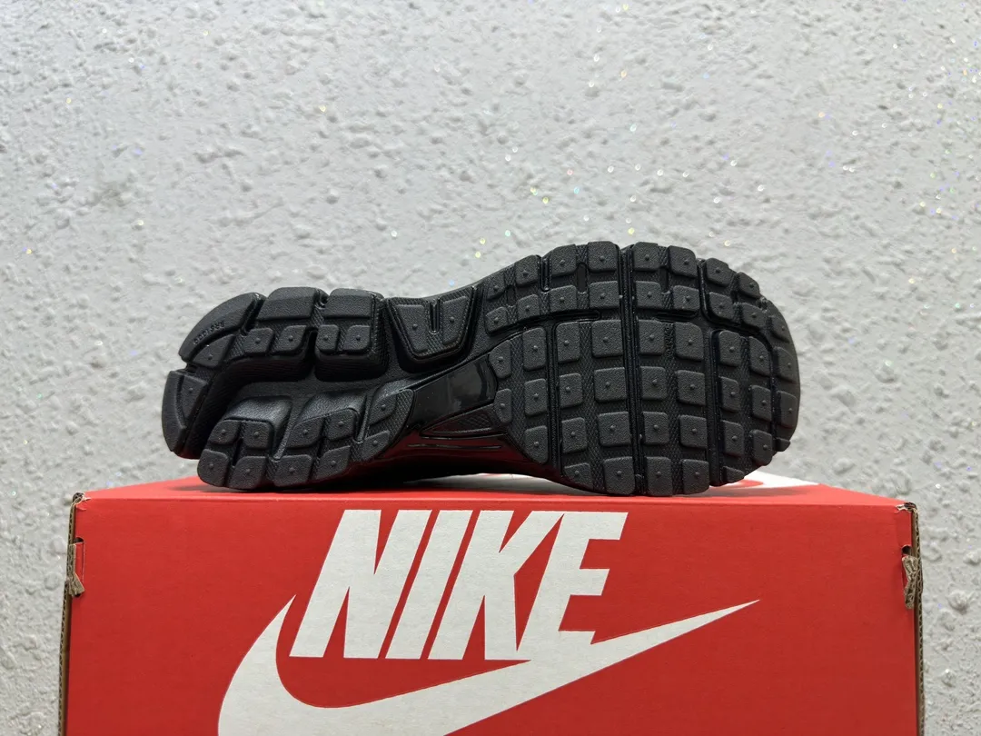 Nike Zoom Vomero 5 SP ブラックレトロランニングシューズ - 画像 (4)