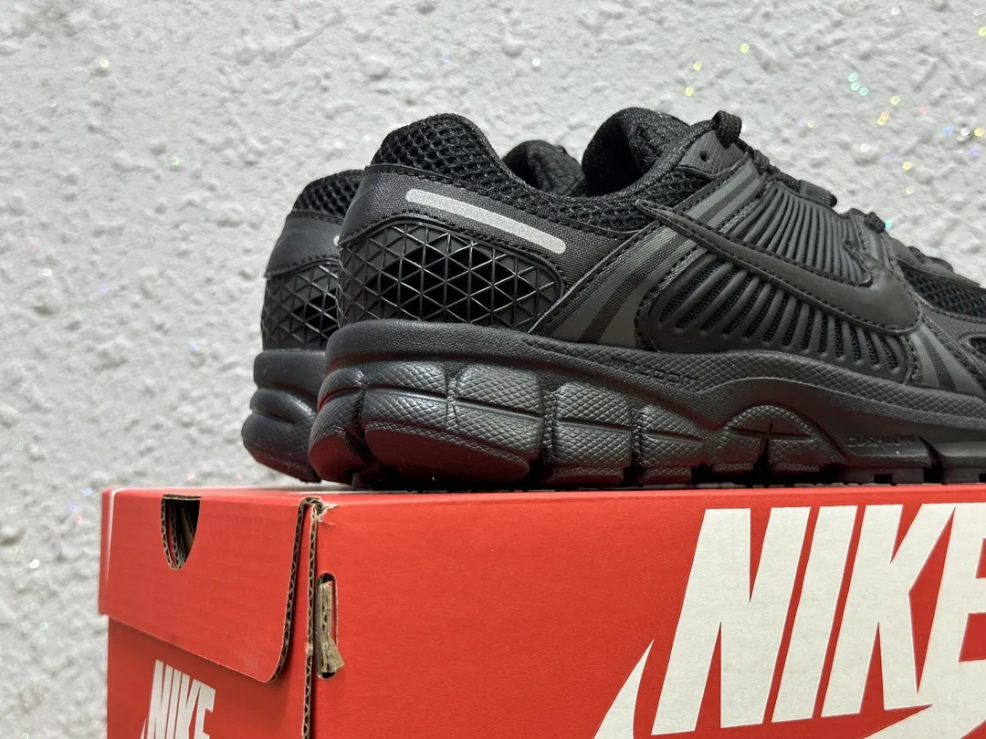 Nike Zoom Vomero 5 SP ブラックレトロランニングシューズ - 画像 (5)