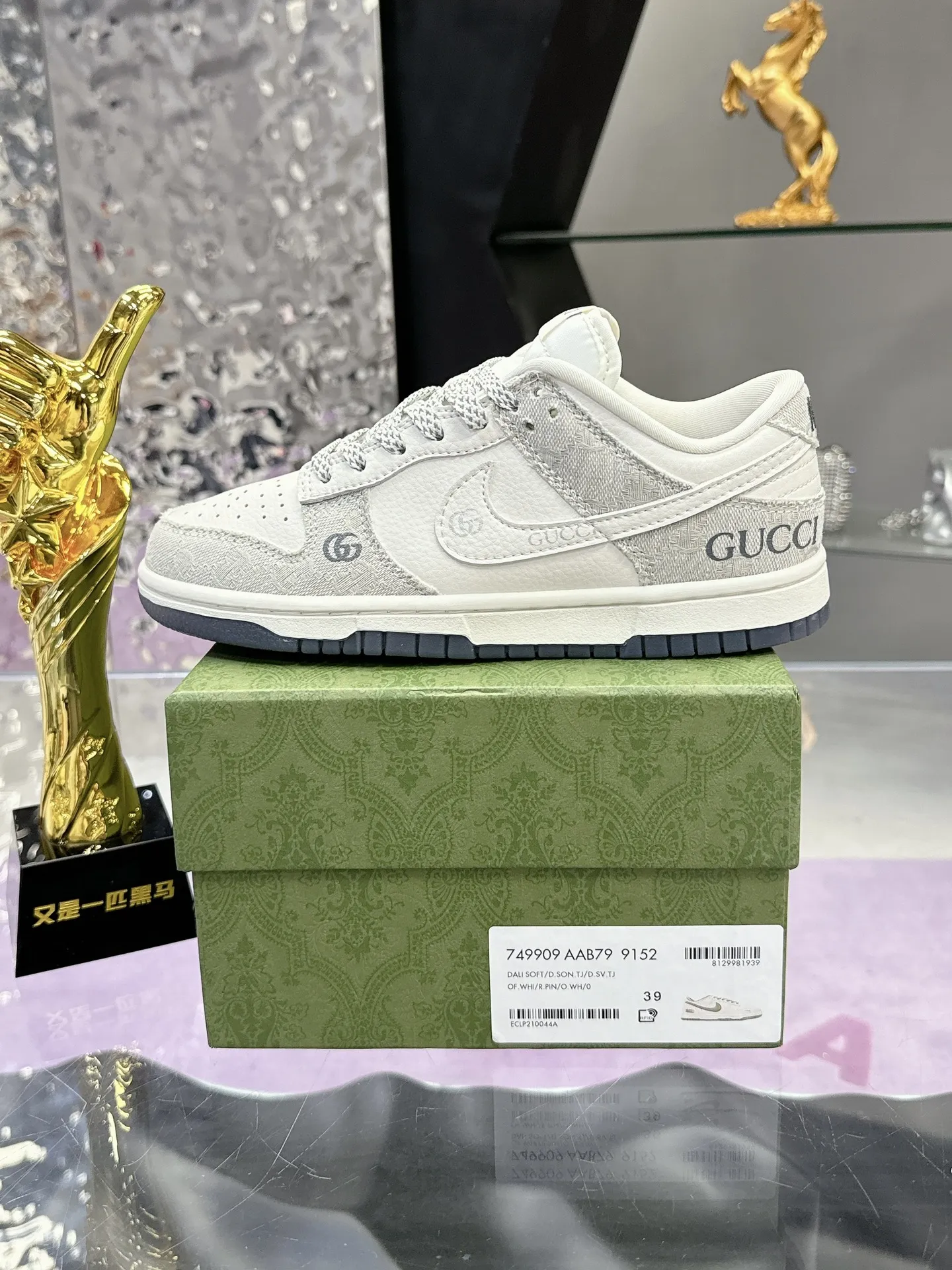 Gucci x Nike Dunk SB 白米色スニーカー