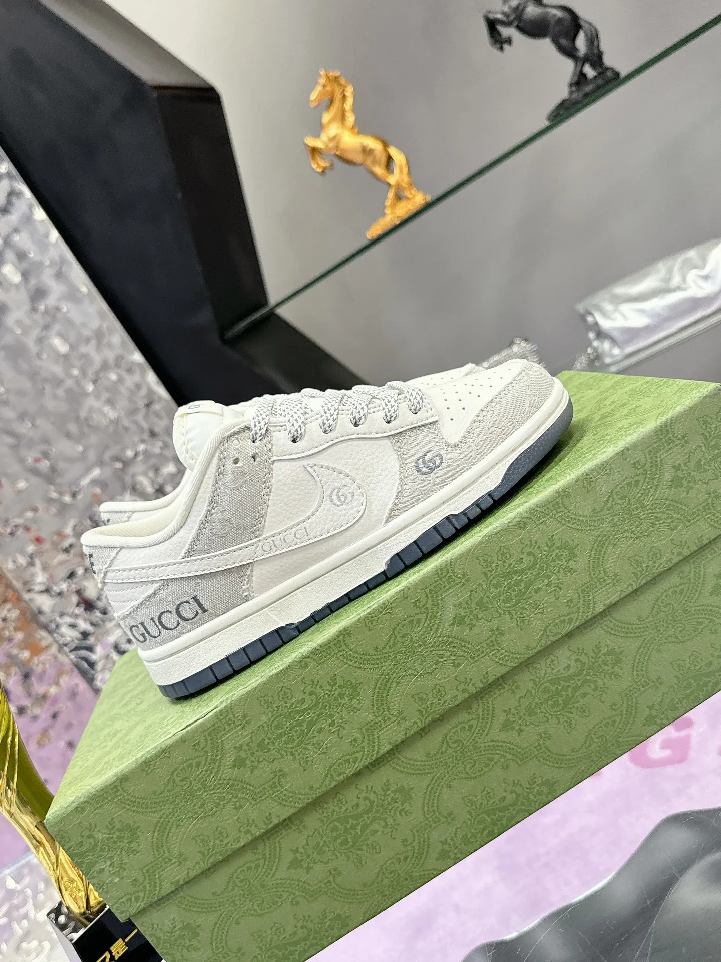 Gucci x Nike Dunk SB 白米色スニーカー - 画像 (4)