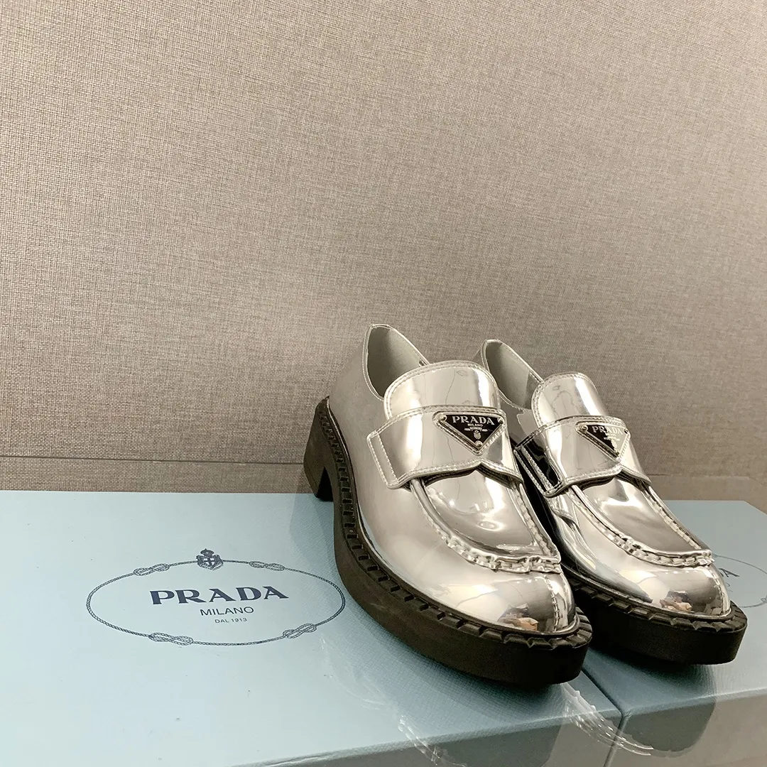 Prada シルバーローファー 新作スタイル - 画像 (5)