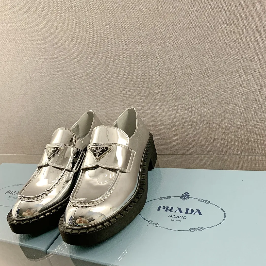 Prada シルバーローファー 新作スタイル - 画像 (3)