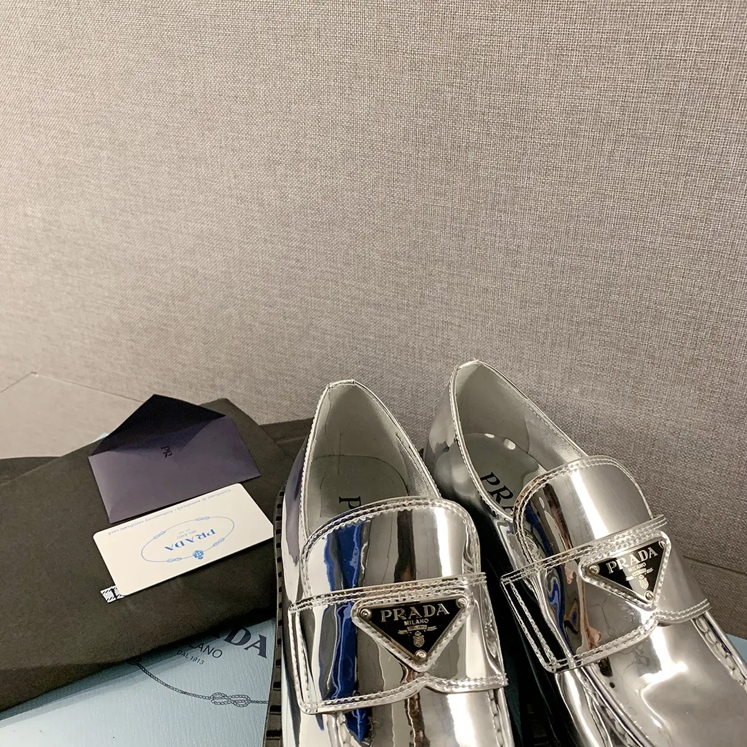 Prada シルバーローファー 新作スタイル - 画像 (9)