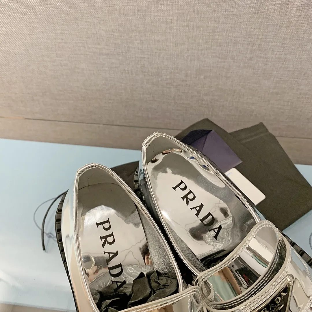 Prada シルバーローファー 新作スタイル - 画像 (10)