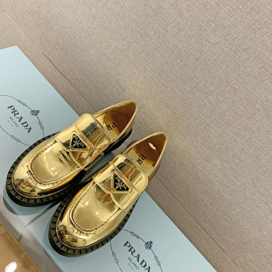 プラダ ゴールド ローファー 新作スタイル - 画像 (4)