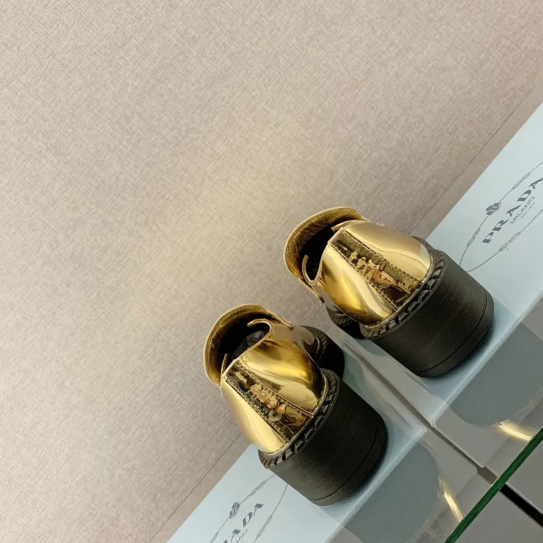 プラダ ゴールド ローファー 新作スタイル - 画像 (8)