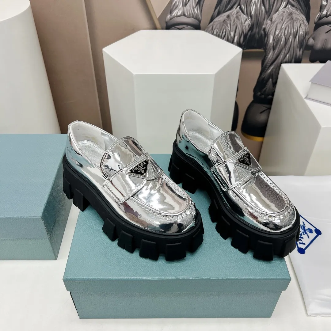 PRADA 2023春シルバースリッポンシューズ