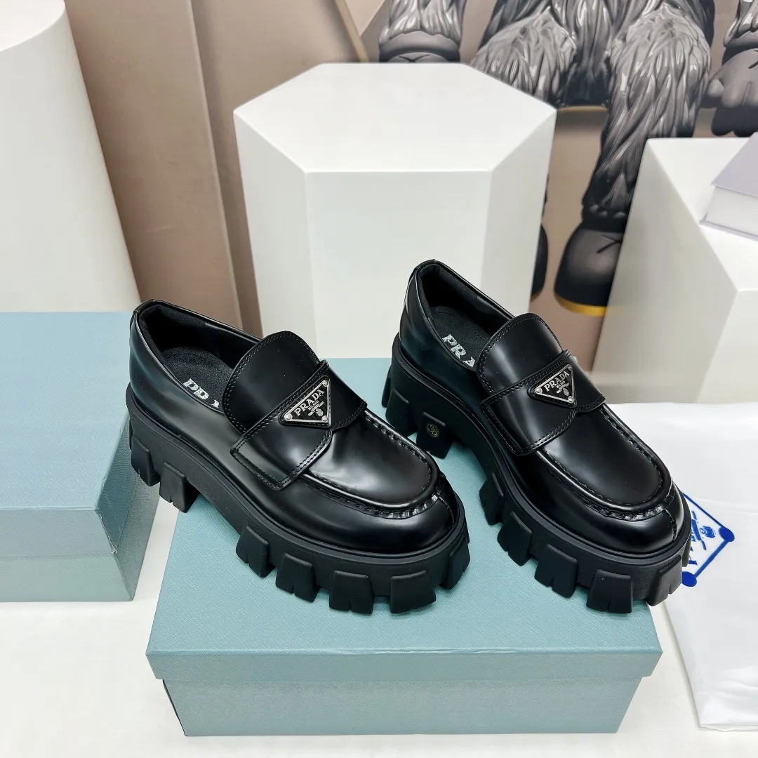 PRADA 2023春 マドレーヌ厚底カジュアルシューズ