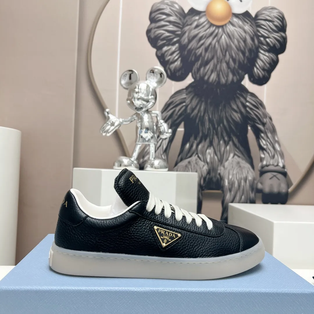 PRADA プラダ ブラック トライアングルロゴカジュアルシューズ ホワイト