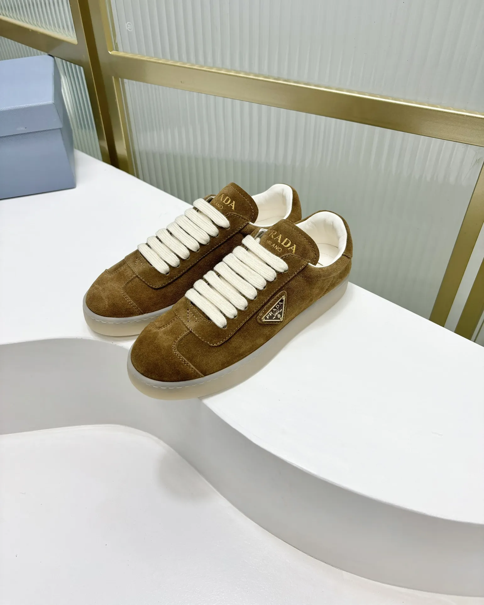 プラダトレーナー茶色スニーカー