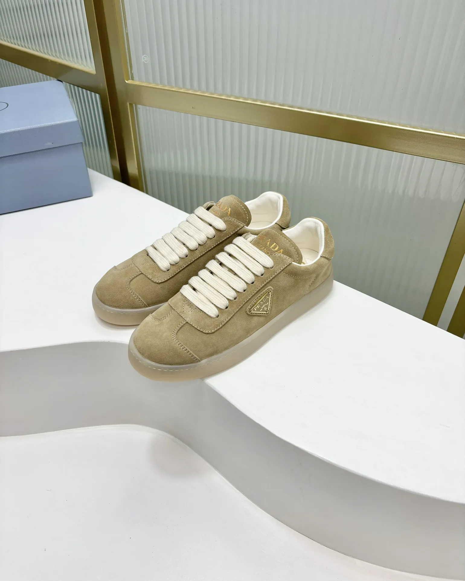 プラダベージュスニーカー荔枝纹