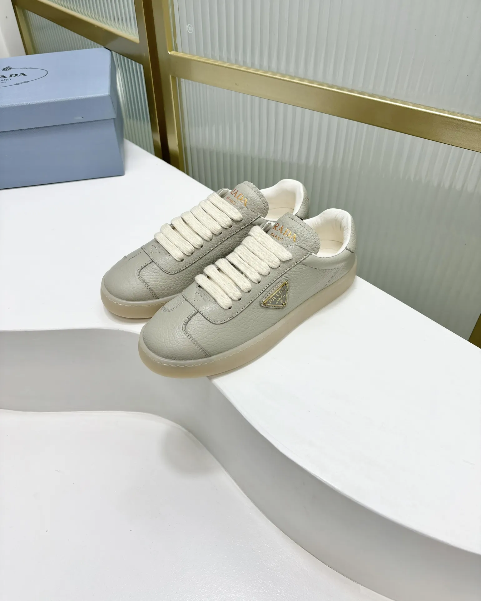 Prada グレー ライスレザースニーカー