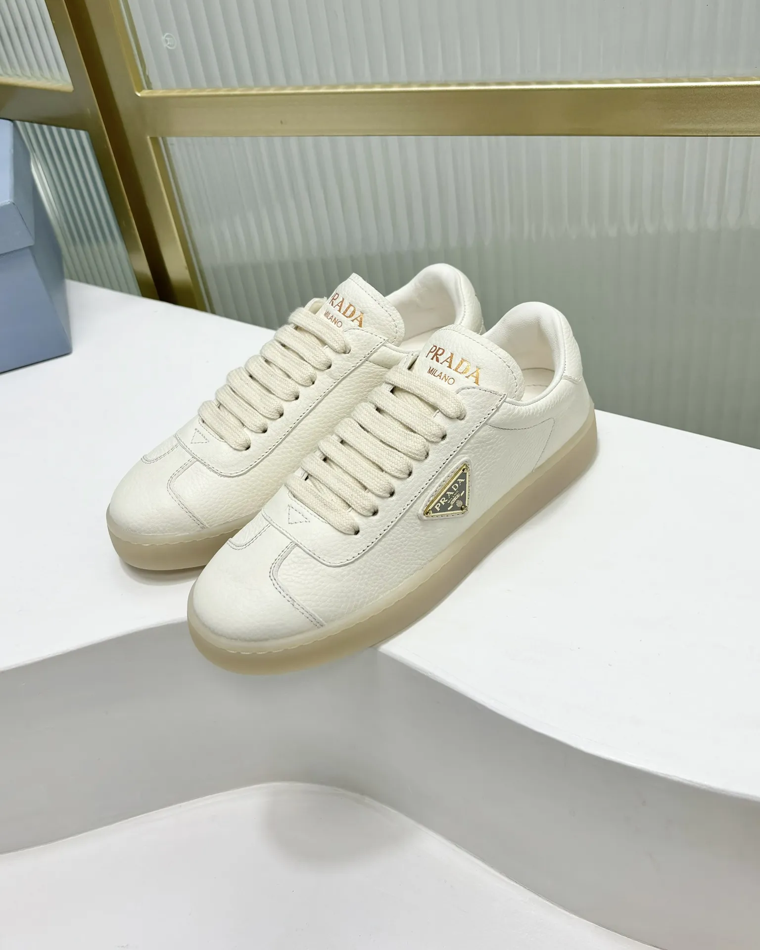 プラダ白レザースニーカー