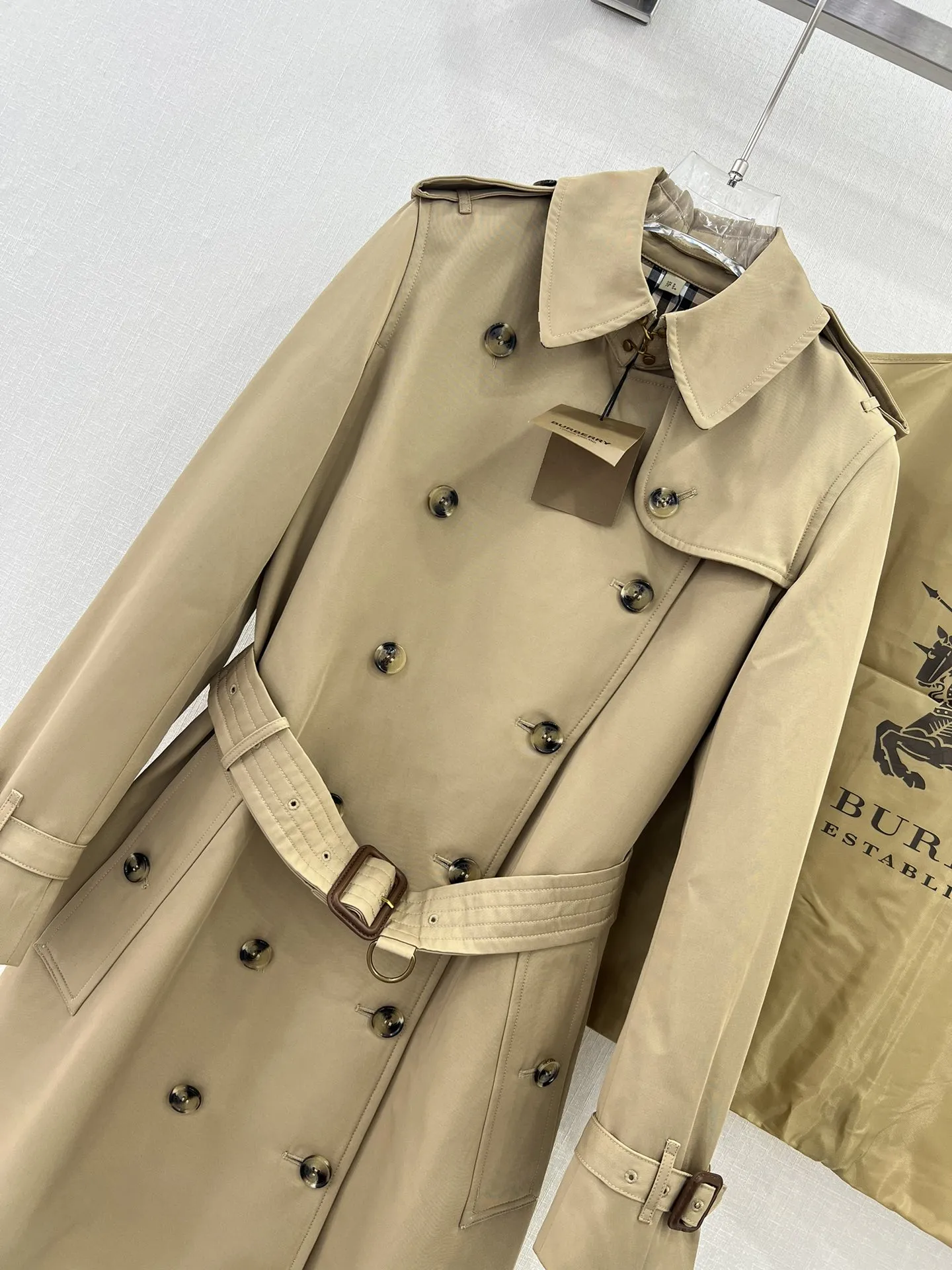 Burberry新作ベージュ中くらいの長さトレンチコート - 画像 (4)