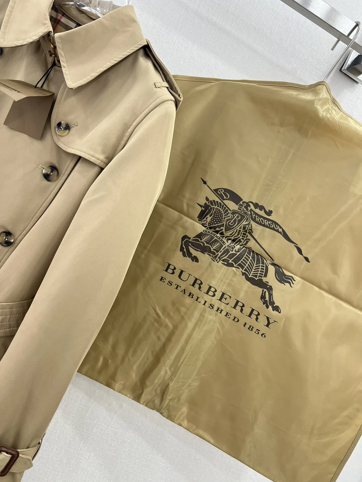 Burberry新作ベージュ中くらいの長さトレンチコート - 画像 (6)