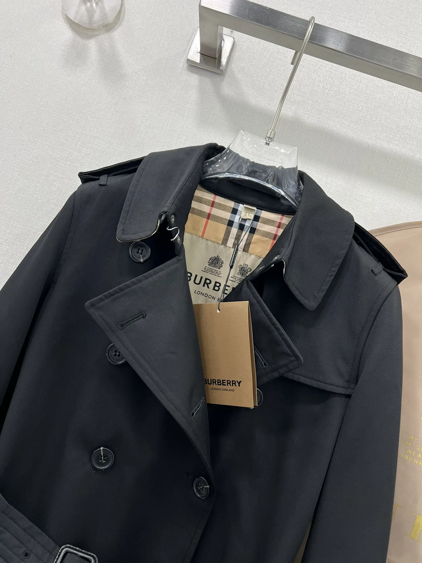 Burberry新作黒中くらいの長さトレンチコート - 画像 (4)