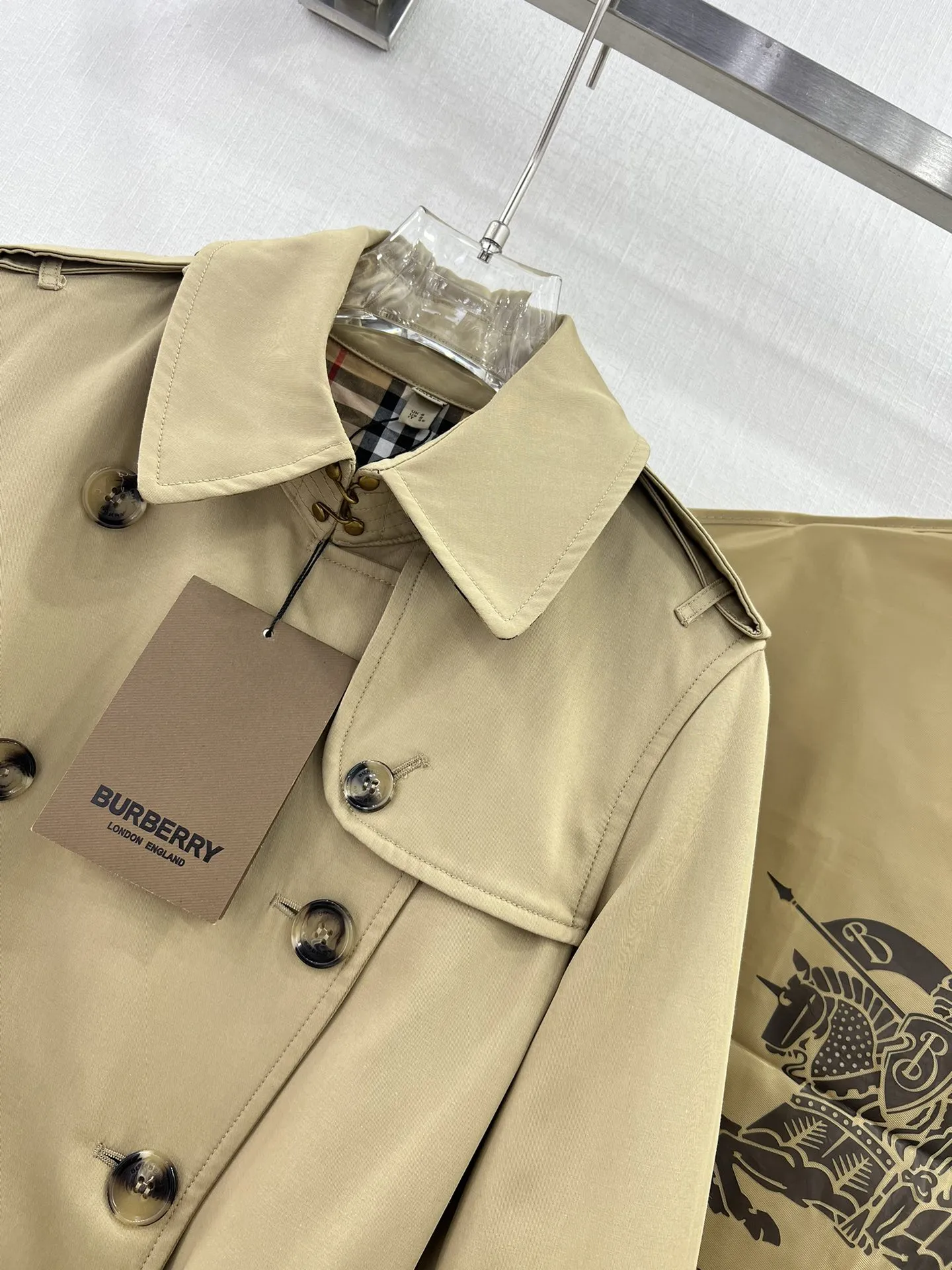 Burberry新作ベージュトレンチコートチェック柄 - 画像 (4)