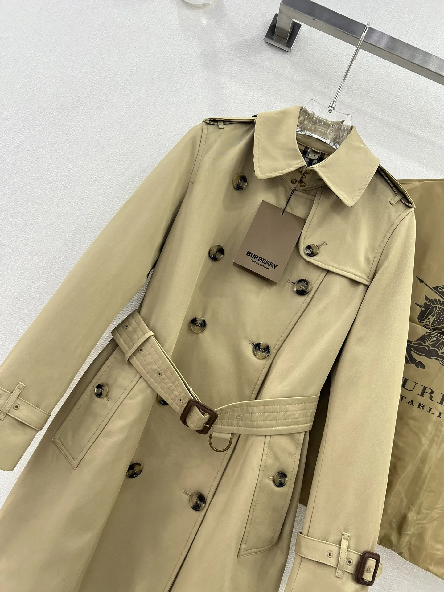 Burberry新作ベージュトレンチコートチェック柄 - 画像 (5)