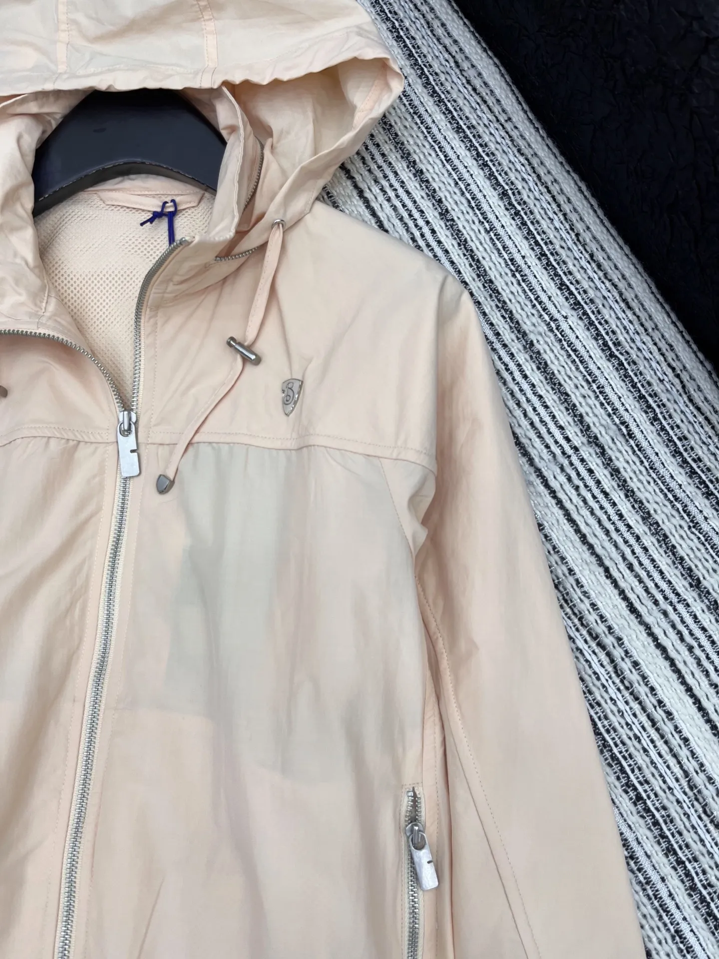 Burberry新作黒フード付きコート - 画像 (4)