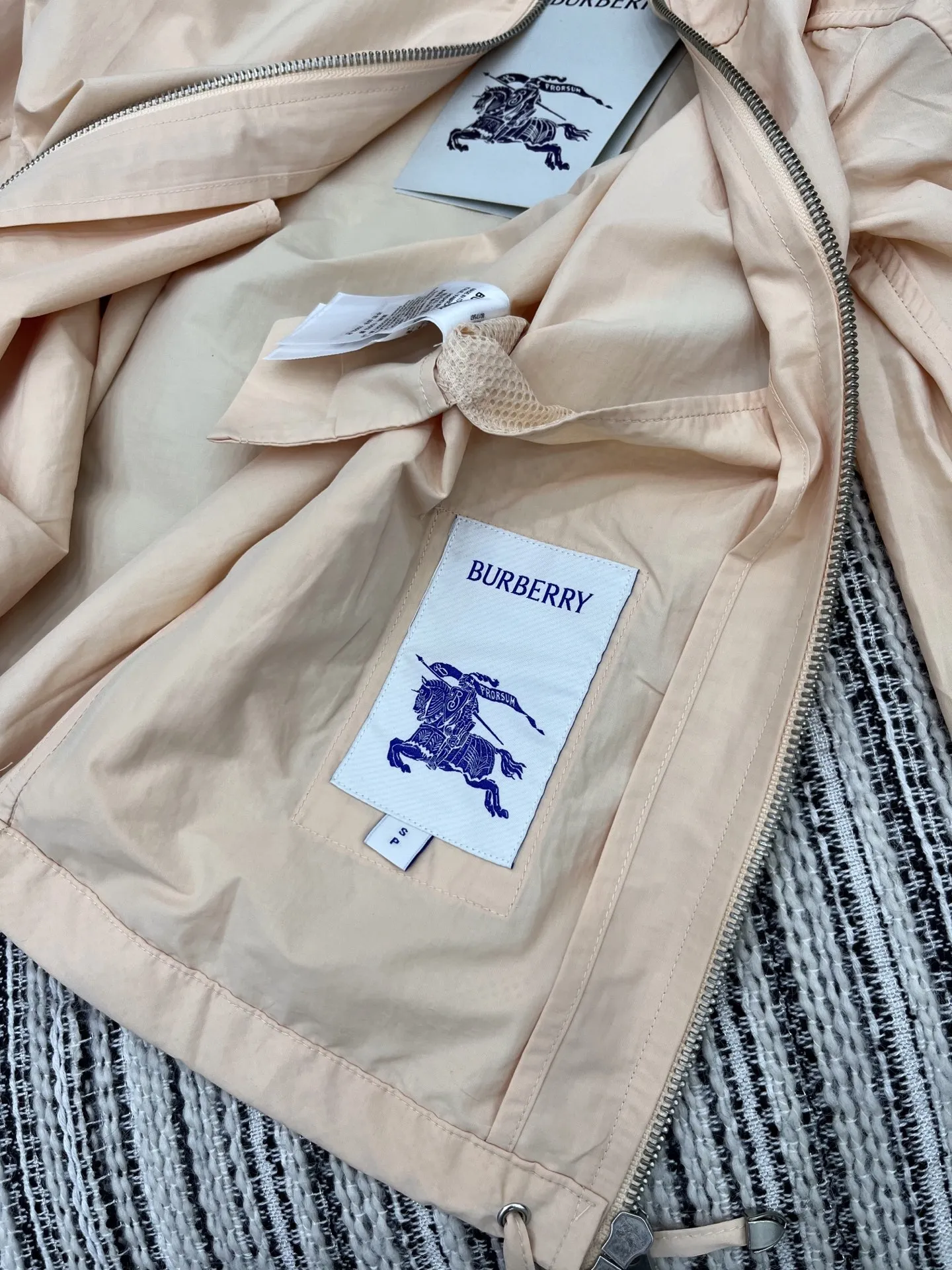 Burberry新作黒フード付きコート - 画像 (7)