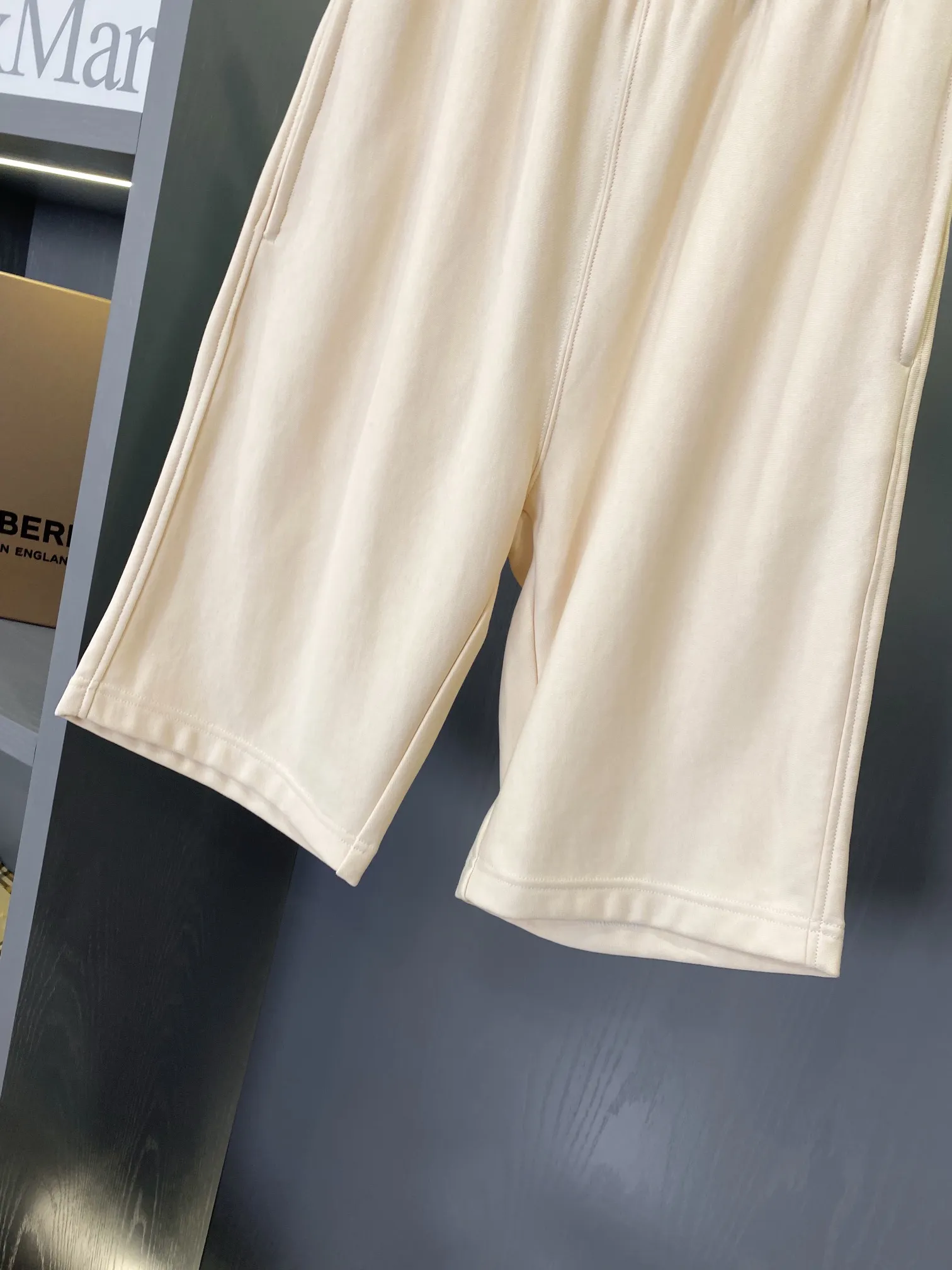 BURBERRY ベージュ コットンショーツ 限定デザイン - 画像 (5)