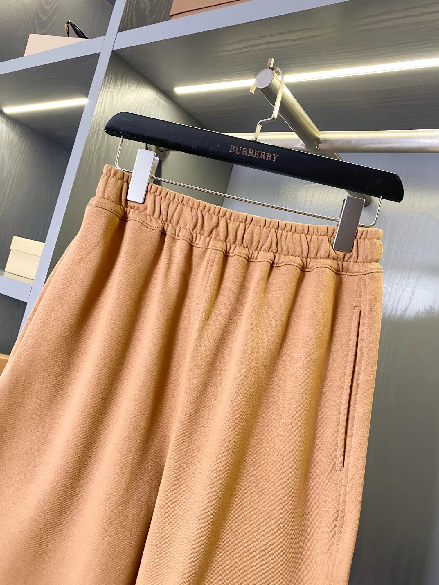 BURBERRY カーキ色 刺繍デザインショーツ - 画像 (3)