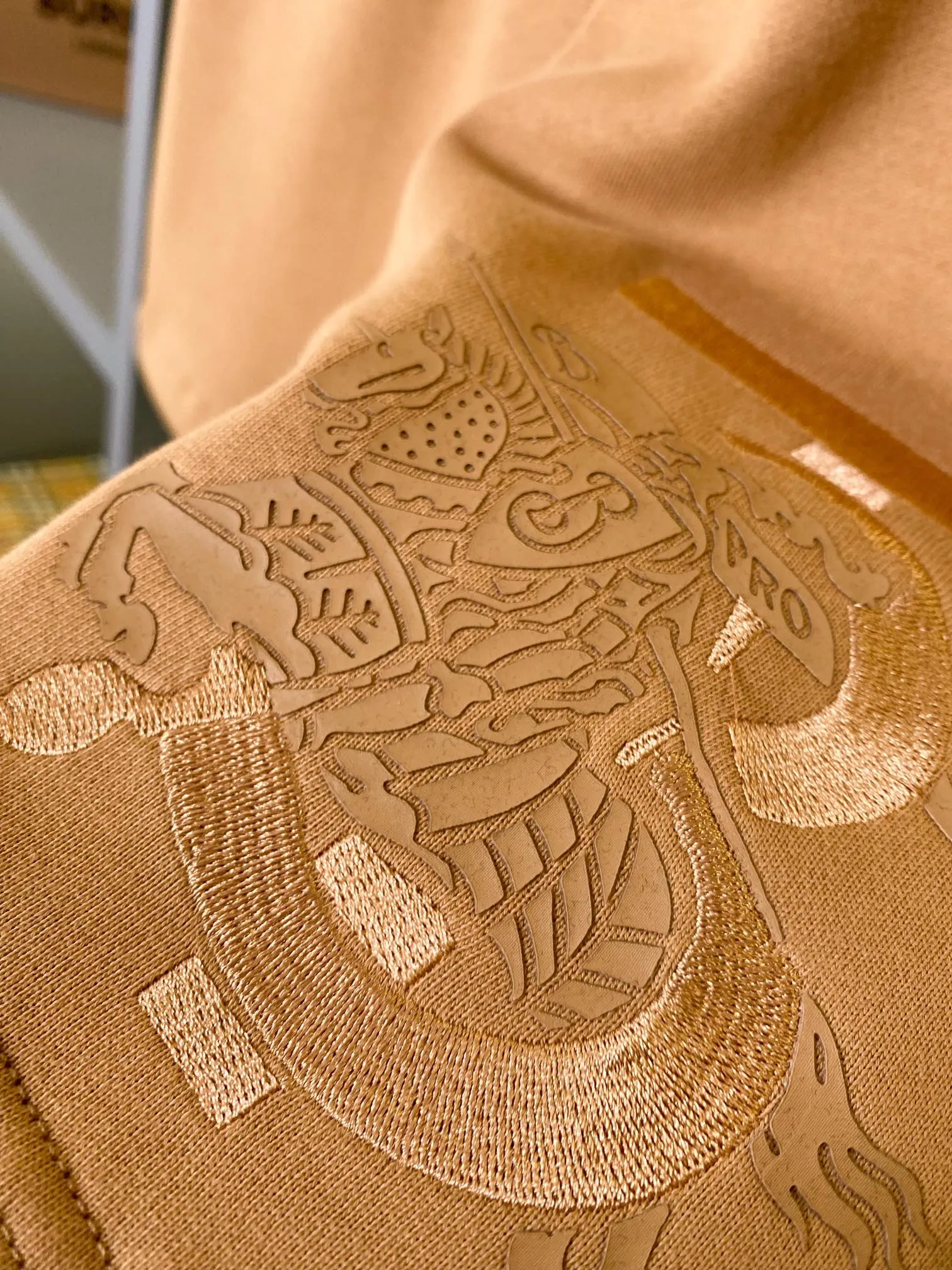 BURBERRY カーキ色 刺繍デザインショーツ - 画像 (5)