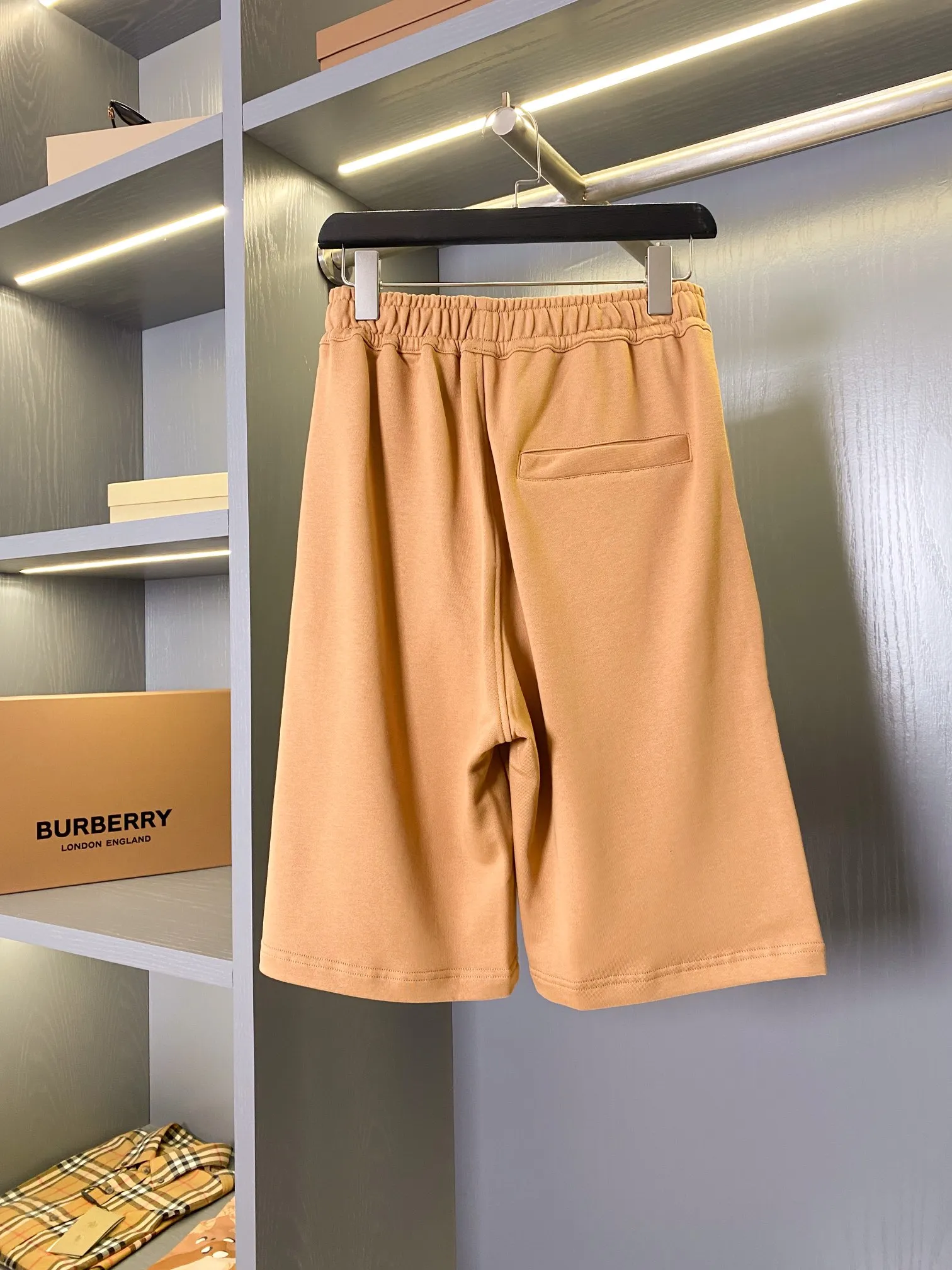 BURBERRY カーキ色 刺繍デザインショーツ - 画像 (9)