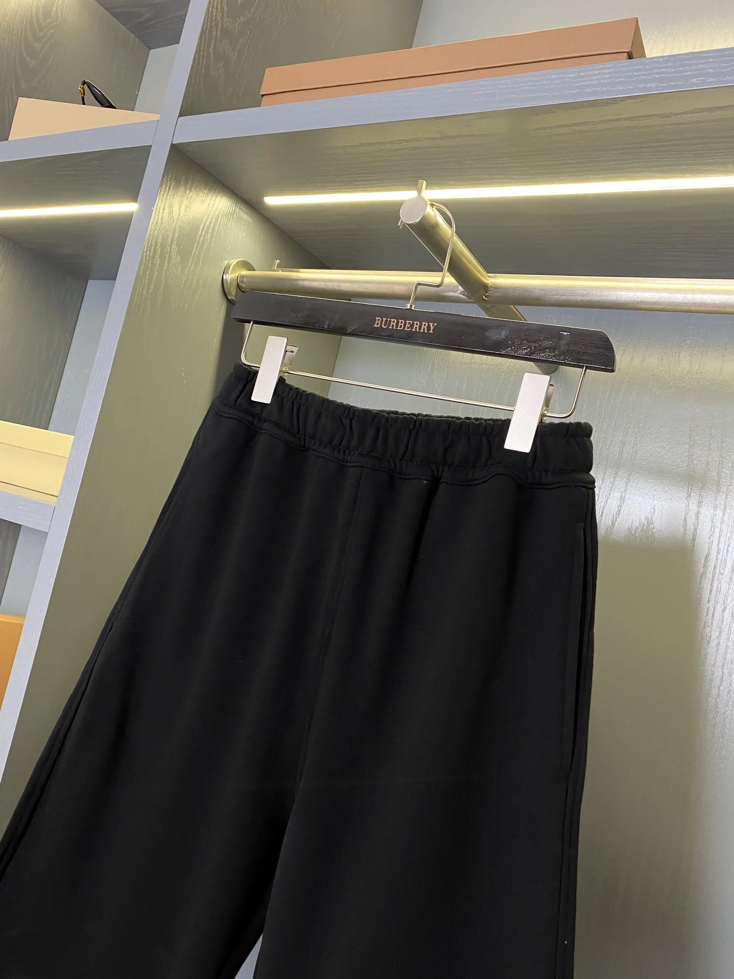 BURBERRY ブラック 馬術騎士刺繍ショーツ - 画像 (3)