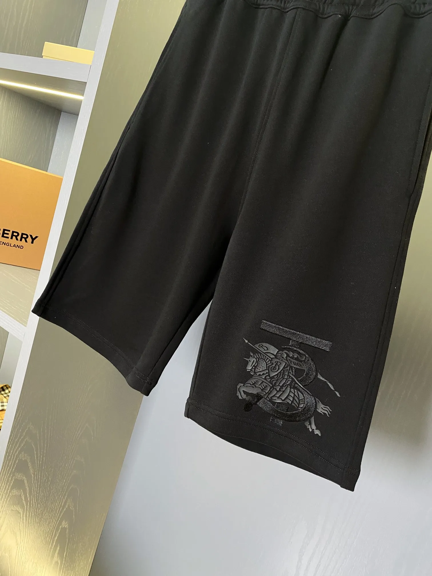 BURBERRY ブラック 馬術騎士刺繍ショーツ - 画像 (4)