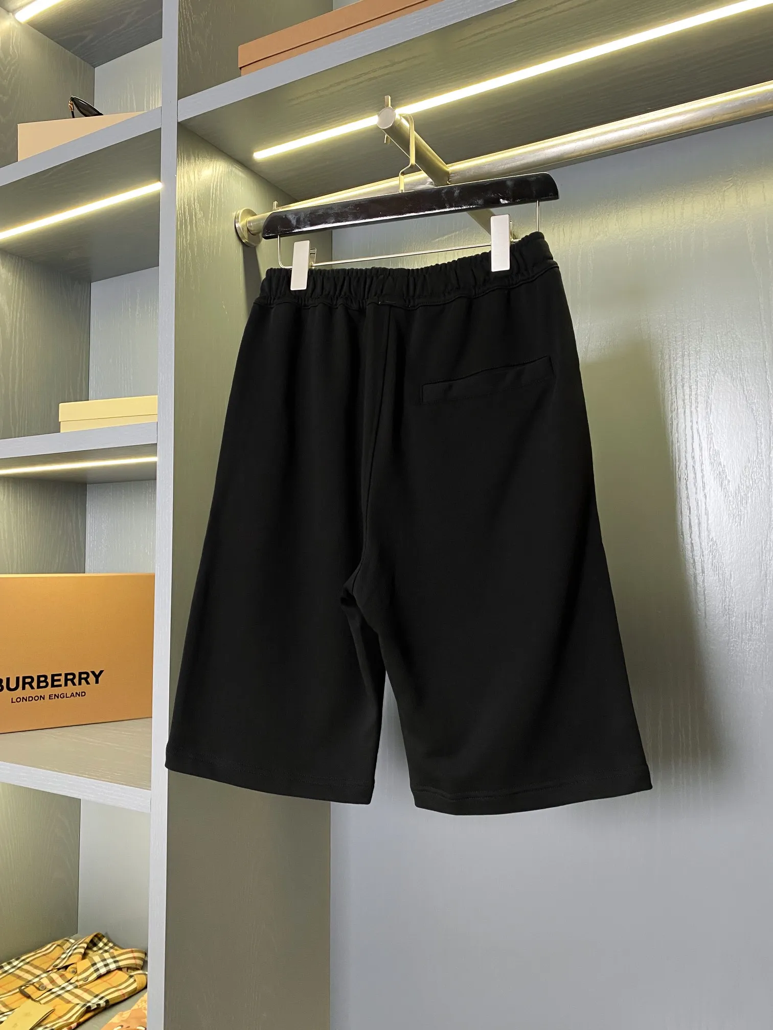 BURBERRY ブラック 馬術騎士刺繍ショーツ - 画像 (9)