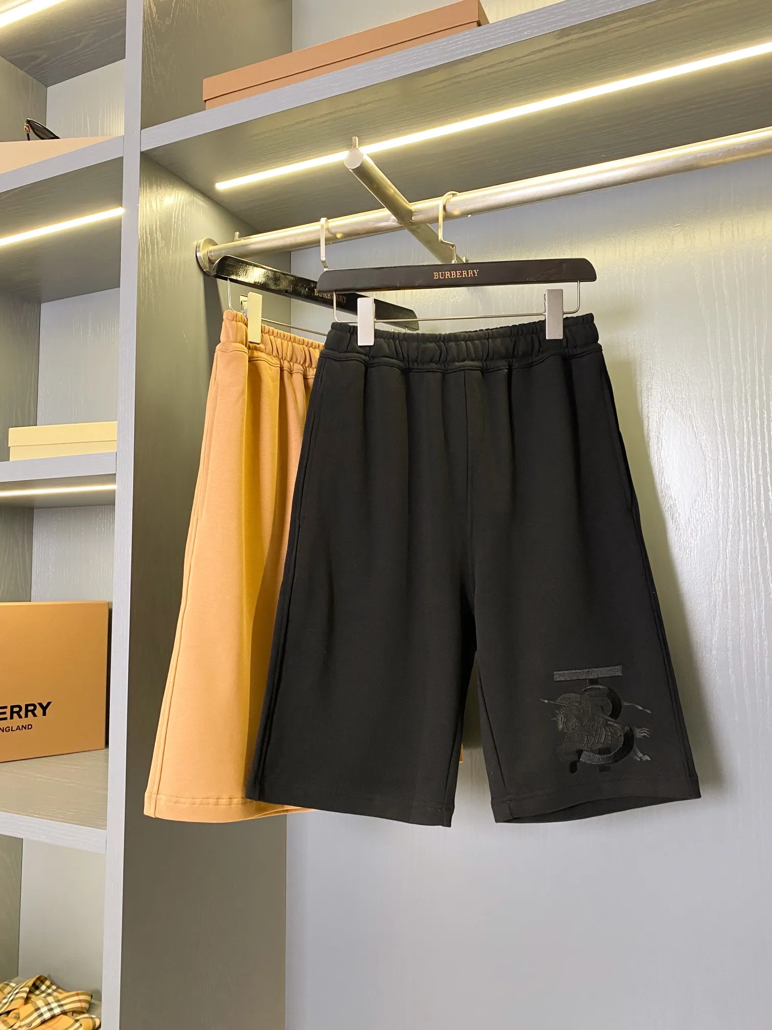 BURBERRY ブラック 馬術騎士刺繍ショーツ - 画像 (10)