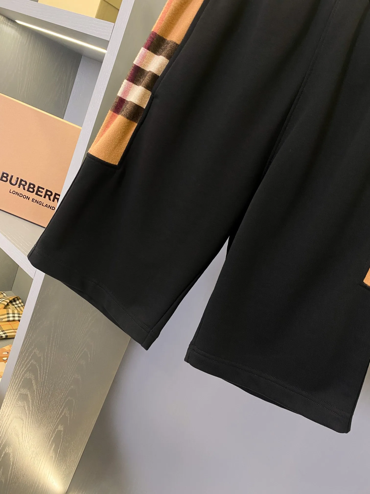 BURBERRY ブラック 格子柄サイドパネルショーツ - 画像 (4)