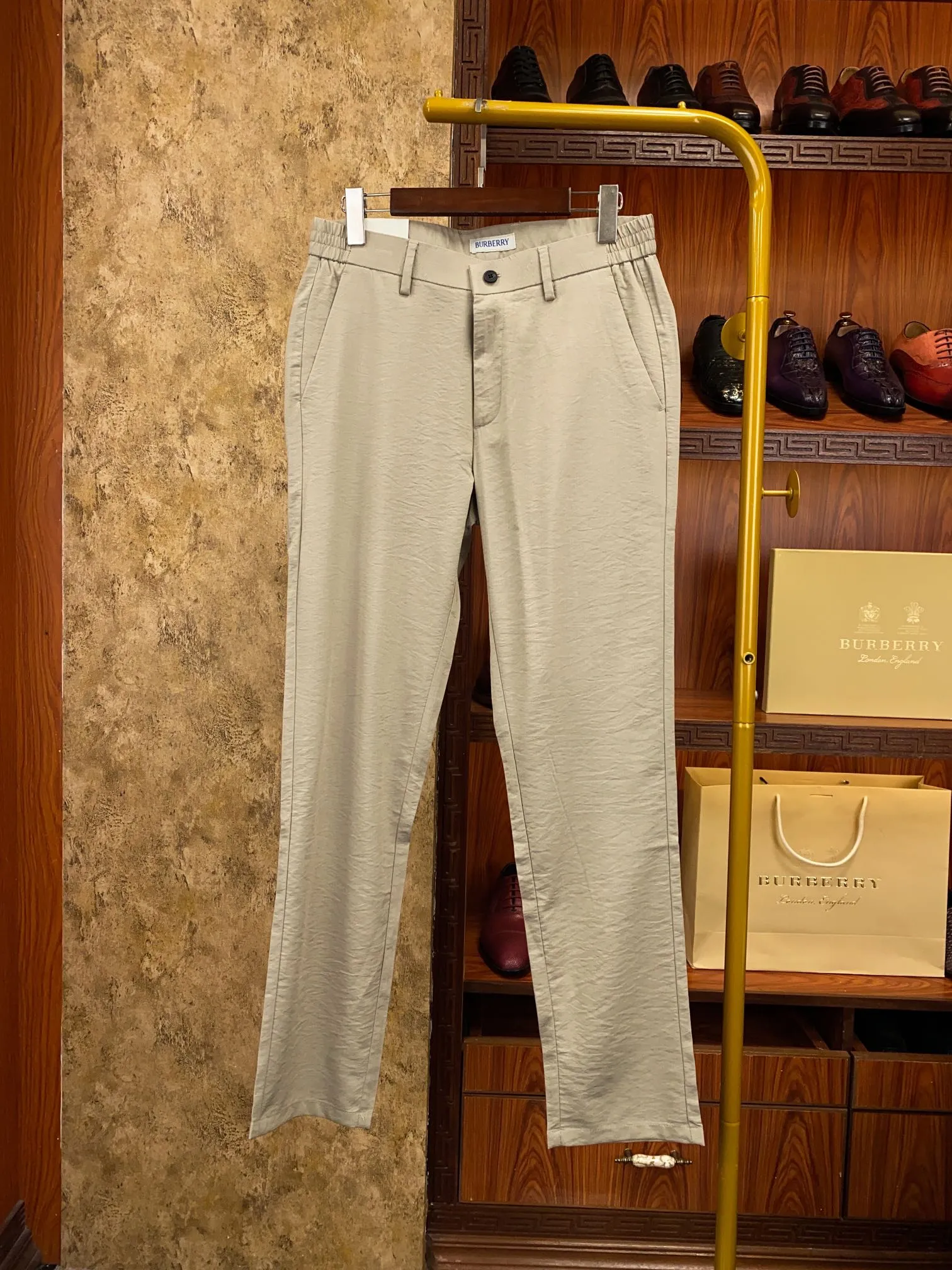 バーバリー ライトグレー 薄手デニムパンツ
