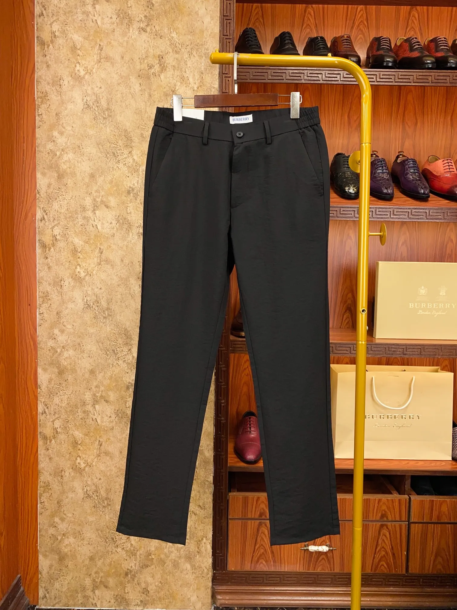 バーバリー ブラック 薄手メンズジーンズ