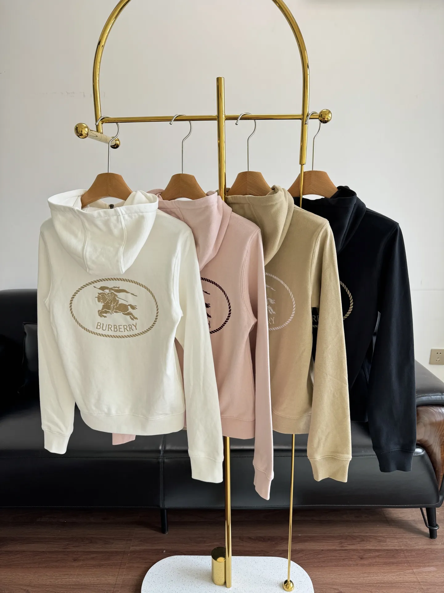 Burberry新作黒フード付き騎士コート - 画像 (3)