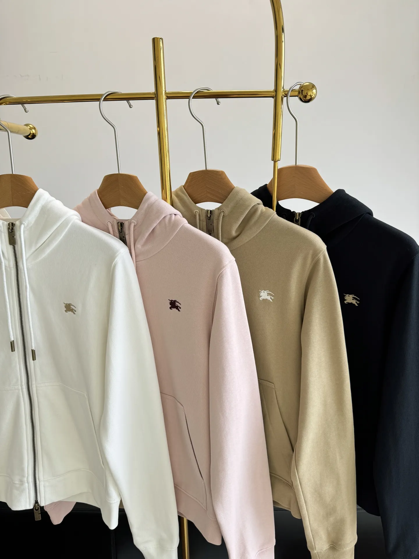 Burberry新作黒フード付き騎士コート - 画像 (4)