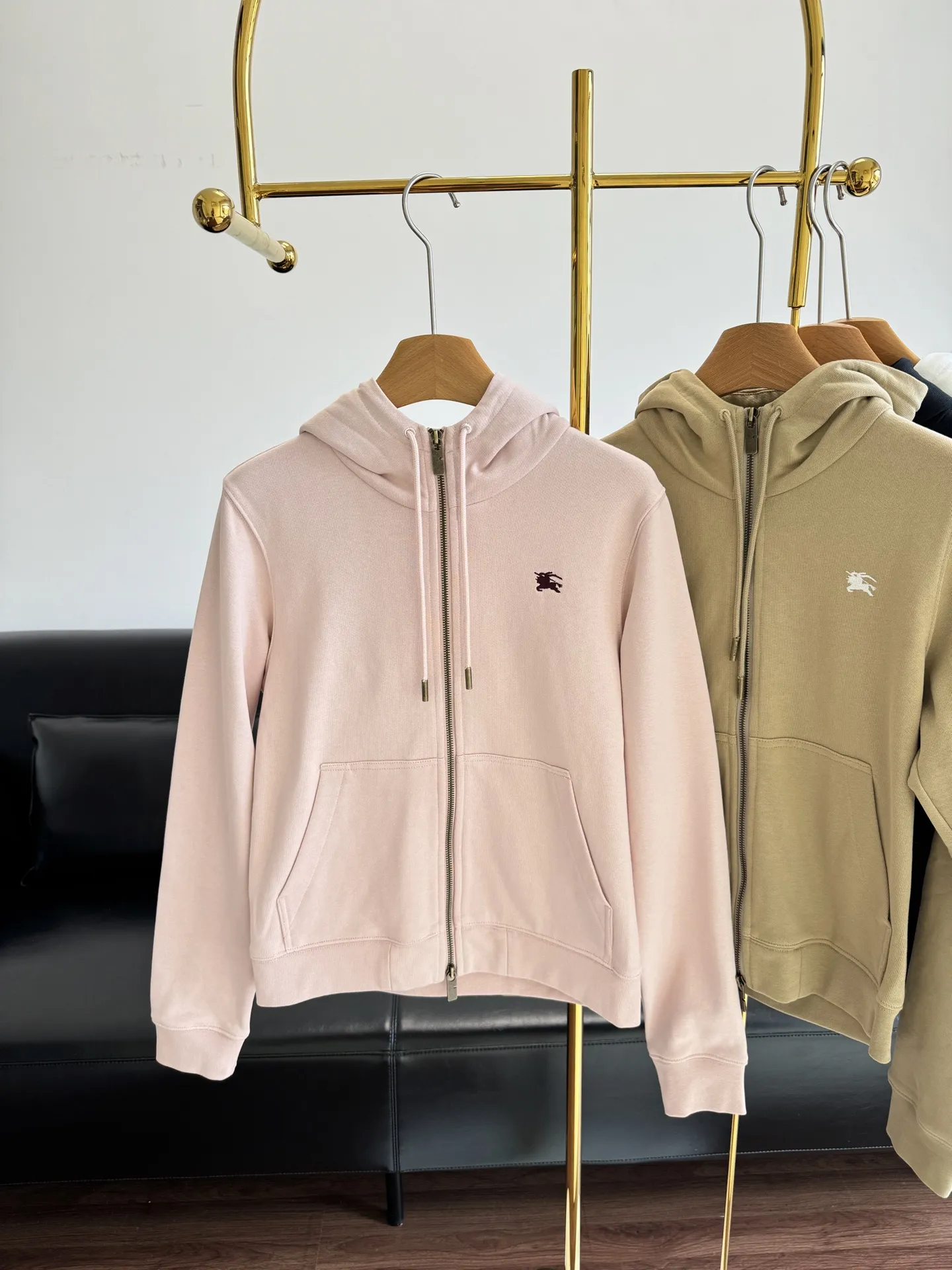 Burberry新作黒フード付き騎士コート - 画像 (7)