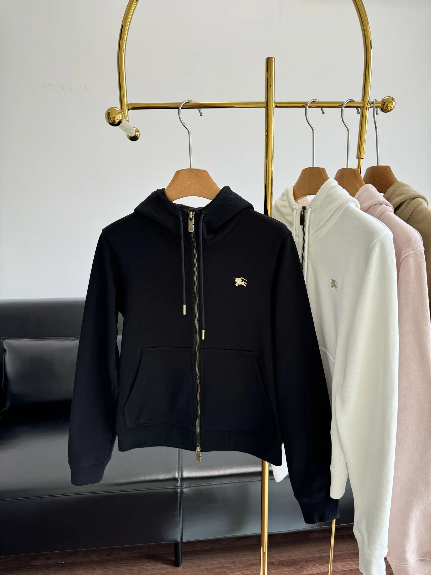 Burberry新作黒フード付き騎士コート - 画像 (9)