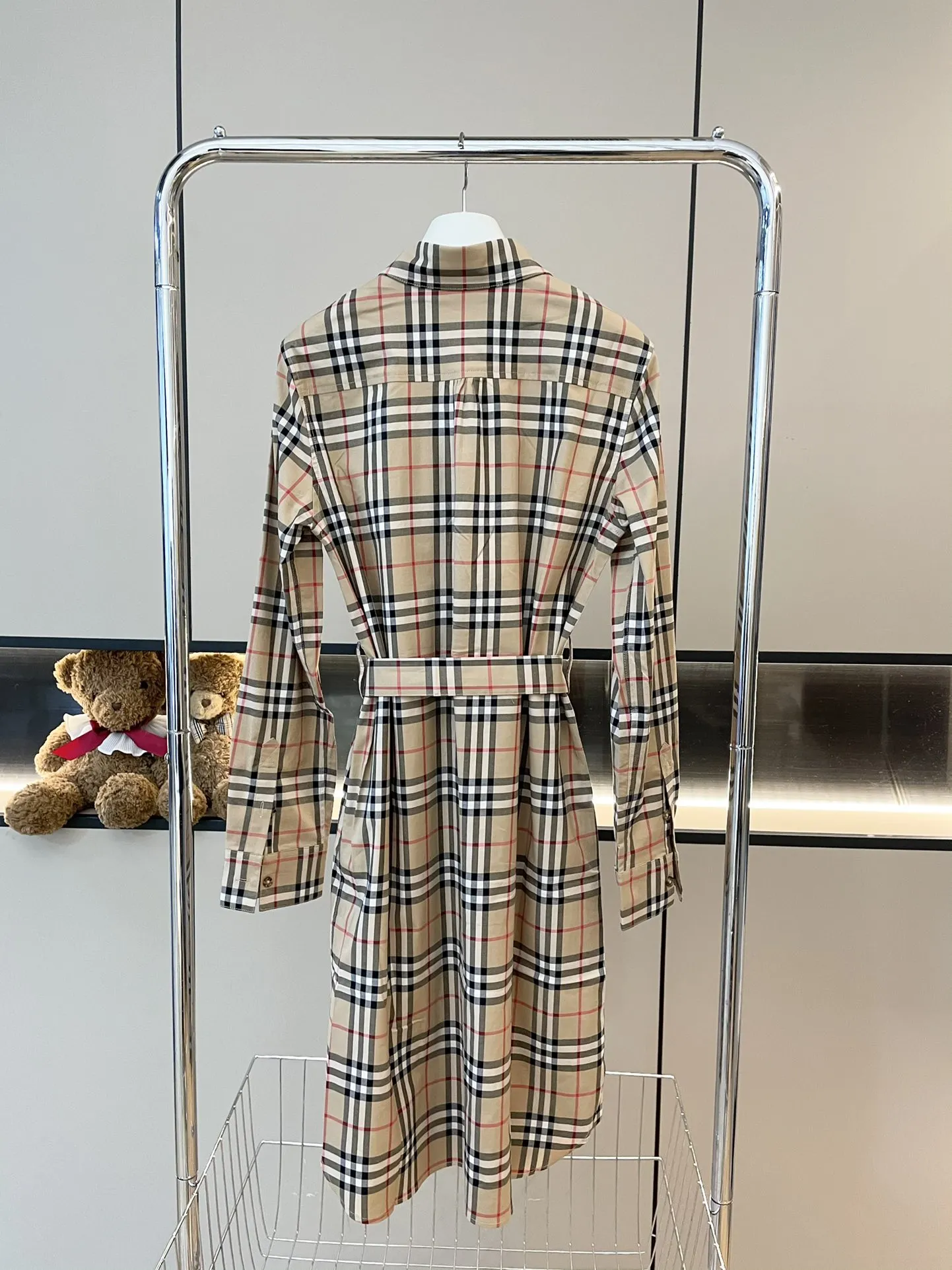 BURBERRY 新作ベージュチェック柄シャツドレス - 画像 (3)