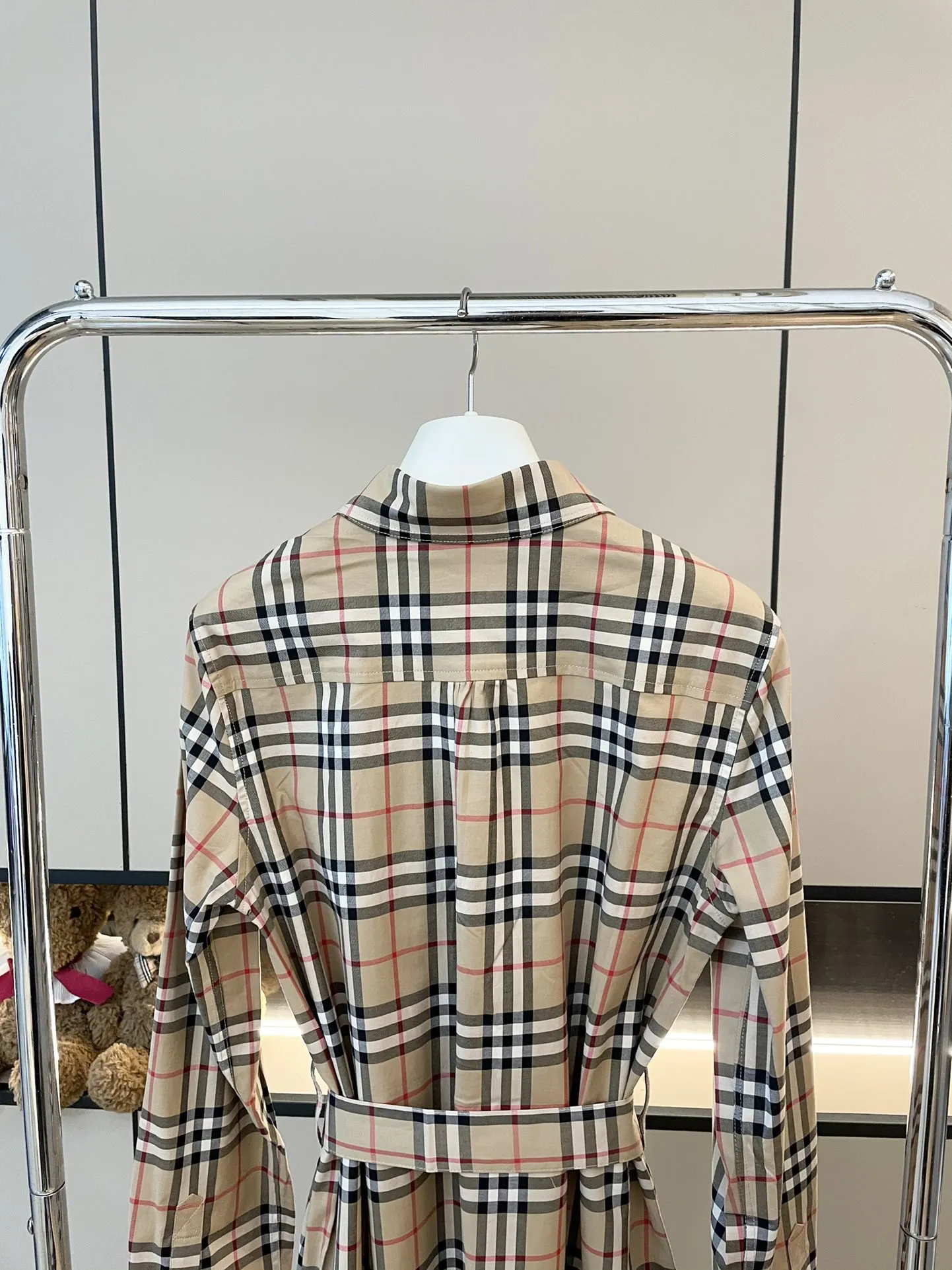 BURBERRY 新作ベージュチェック柄シャツドレス - 画像 (4)
