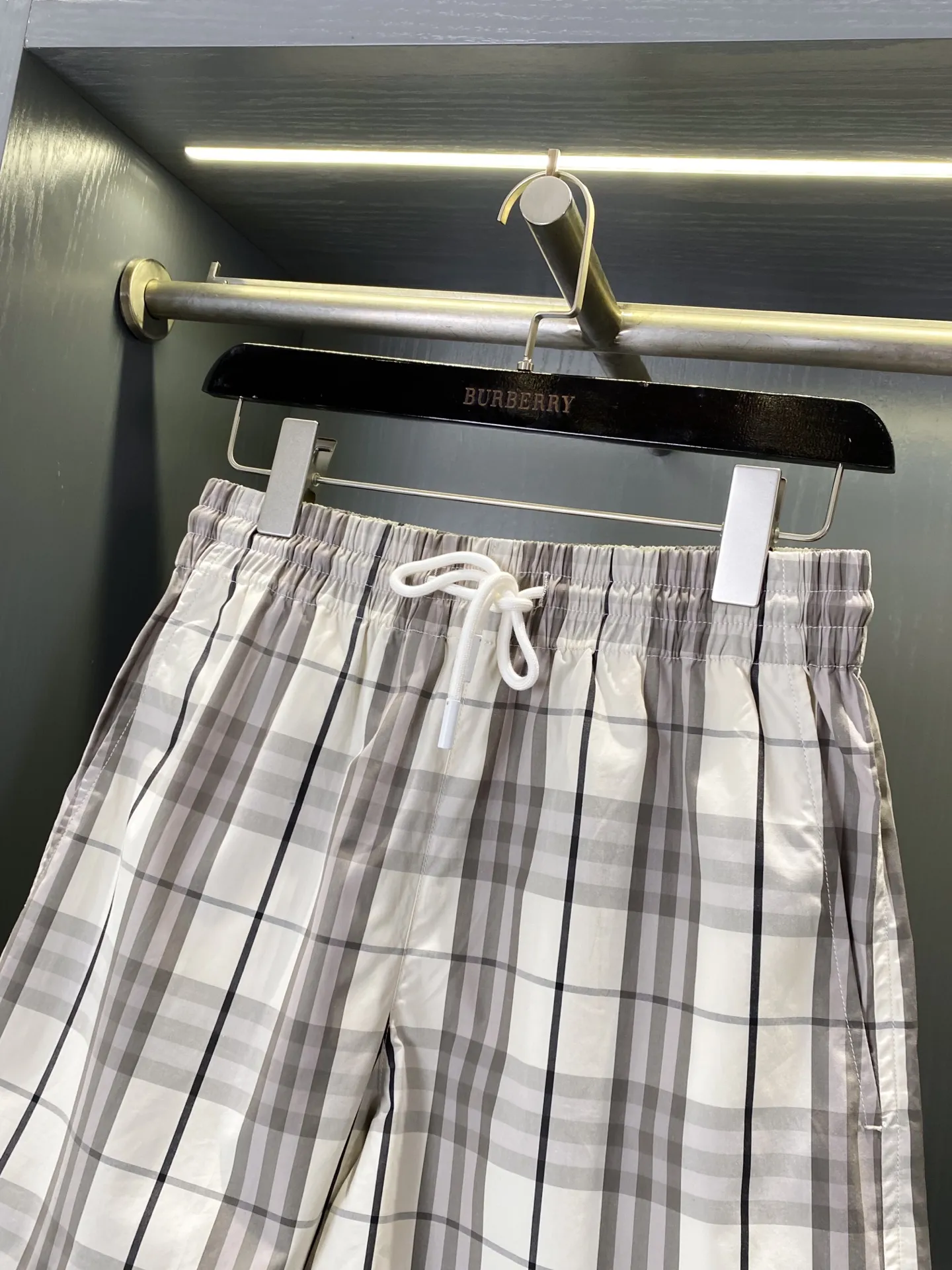 Burberry 女性用チェック柄コットンショーツ ベージュ - 画像 (3)