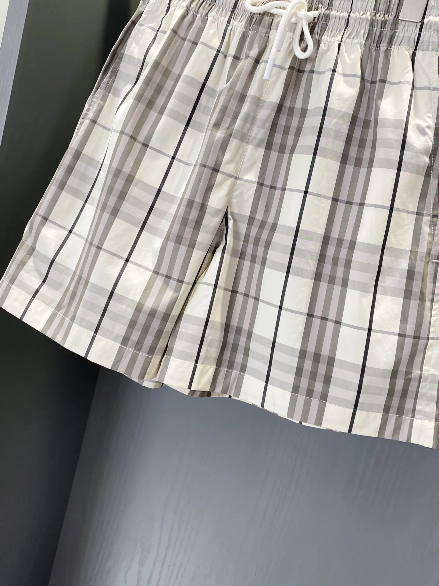 Burberry 女性用チェック柄コットンショーツ ベージュ - 画像 (4)