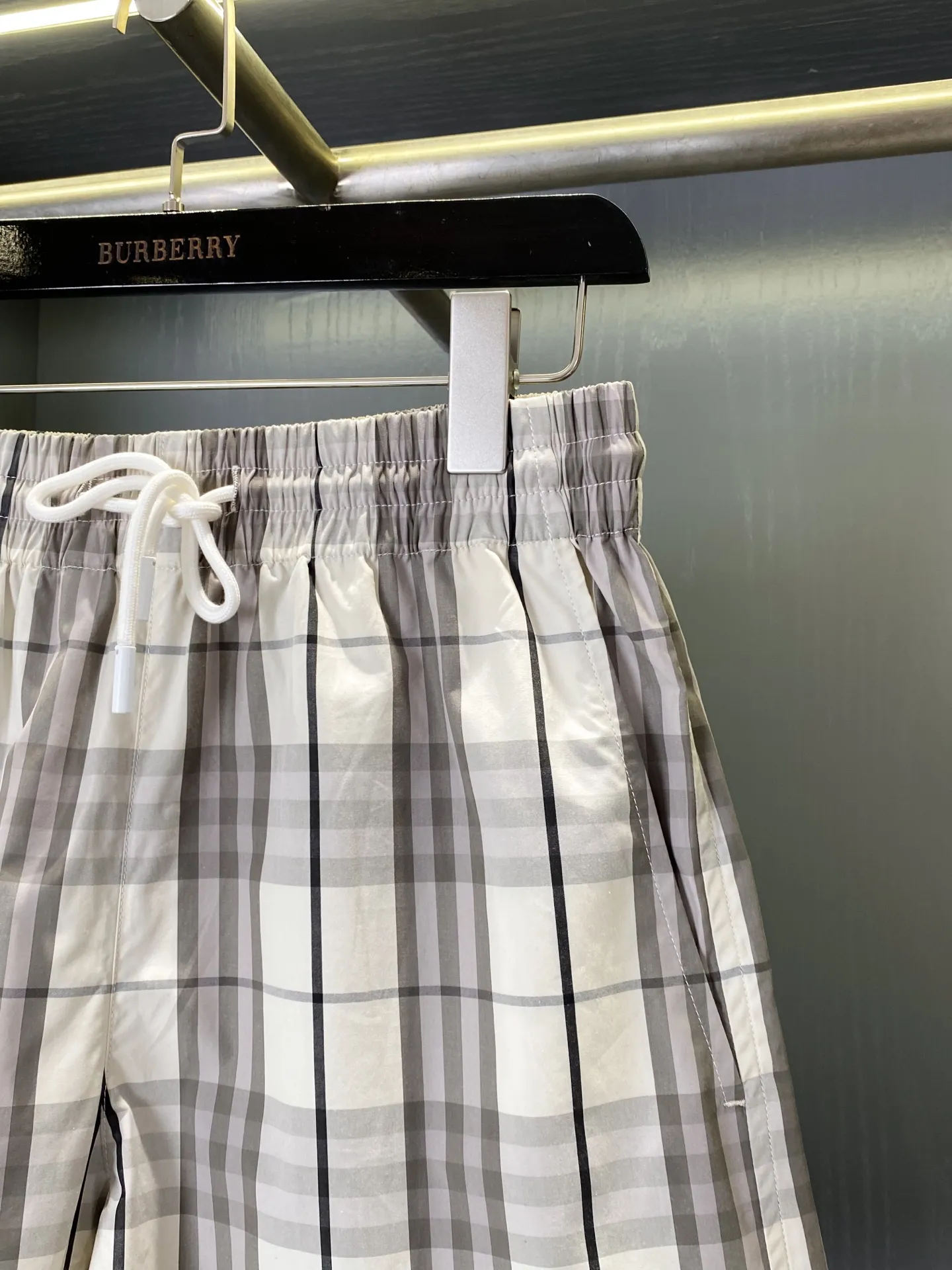 Burberry 女性用チェック柄コットンショーツ ベージュ - 画像 (5)