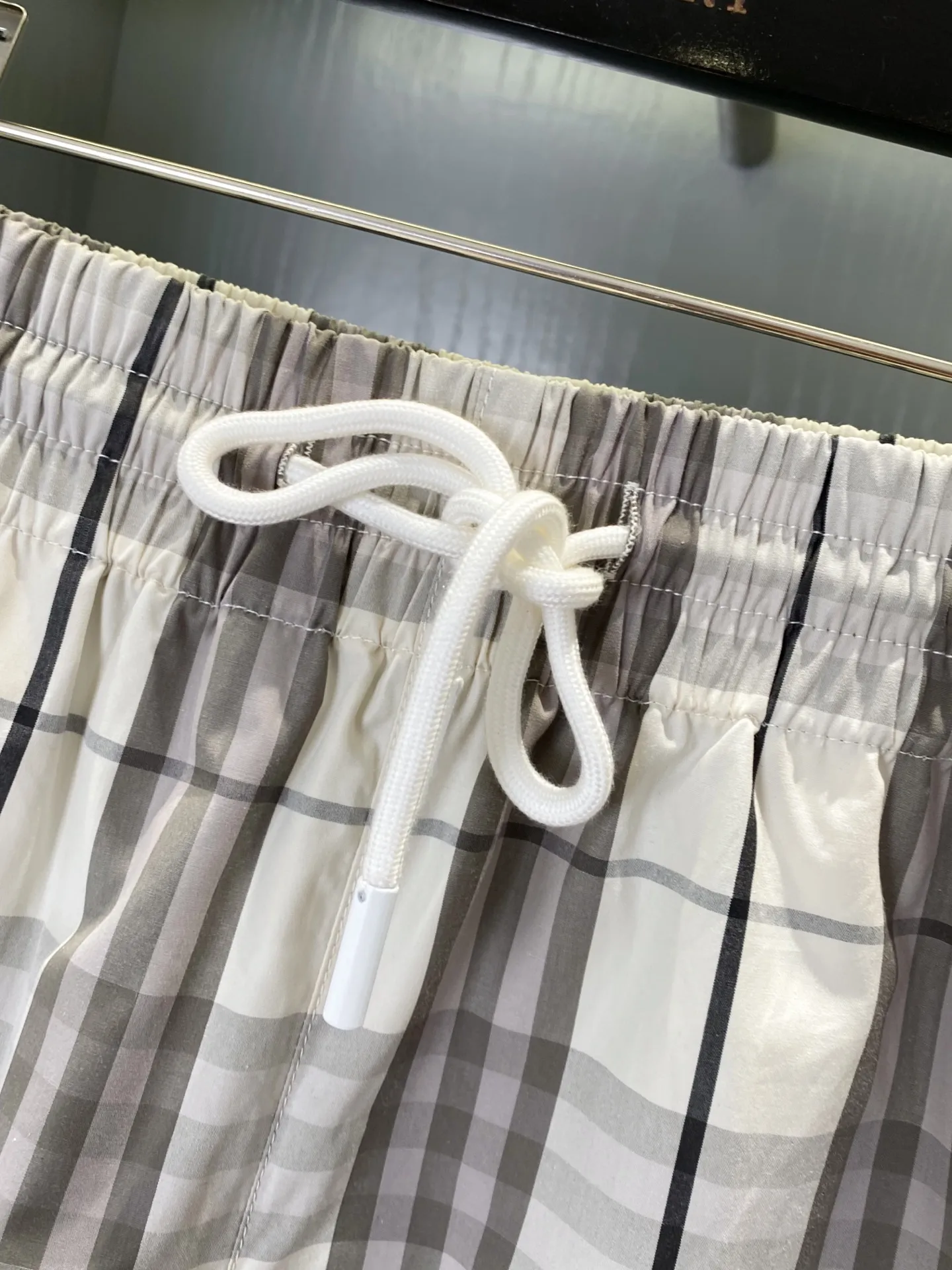 Burberry 女性用チェック柄コットンショーツ ベージュ - 画像 (6)