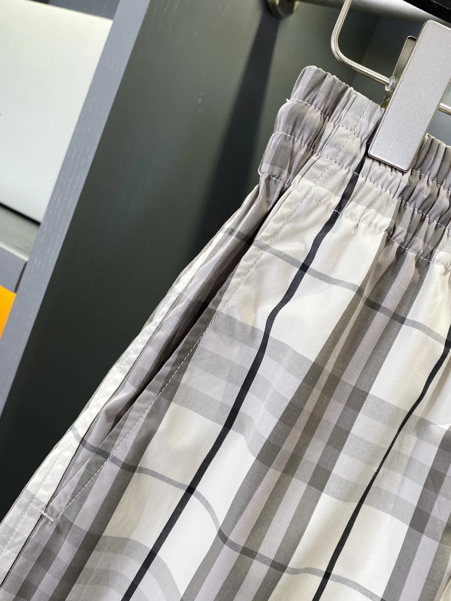 Burberry 女性用チェック柄コットンショーツ ベージュ - 画像 (7)